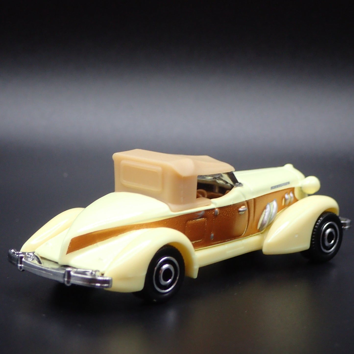 1936 36 AUBURN SPEEDSTER 851 BOAT TAIL 1:64 SCALE DIORAMA DIECAST MODEL CAR