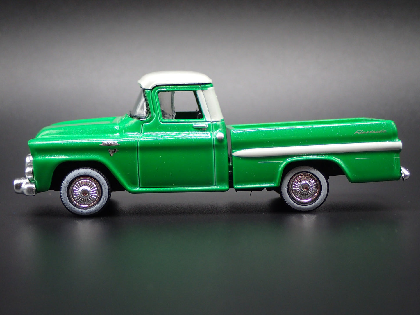 1959 59 GMC FLEETSIDE PICKUP TRUCK GREEN 1:64 SCALE DIORAMA DIECAST MODEL CAR