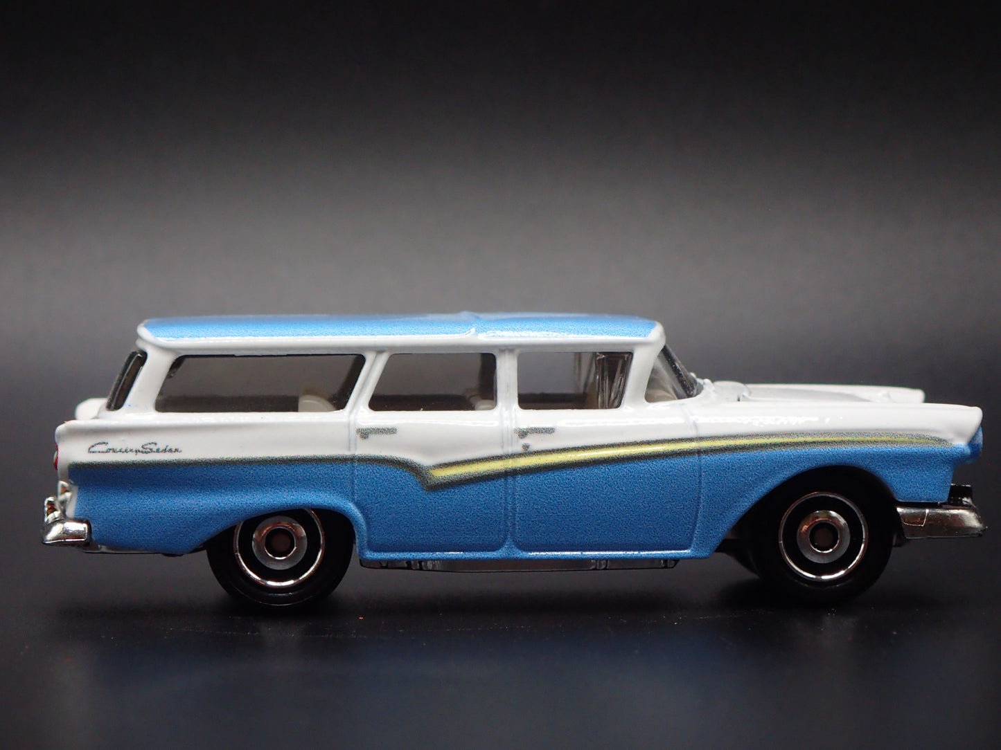 1957 57 FORD COUNTRY SEDAN STATION WAGON 1:64 SCALE DIORAMA DIECAST MODEL CAR