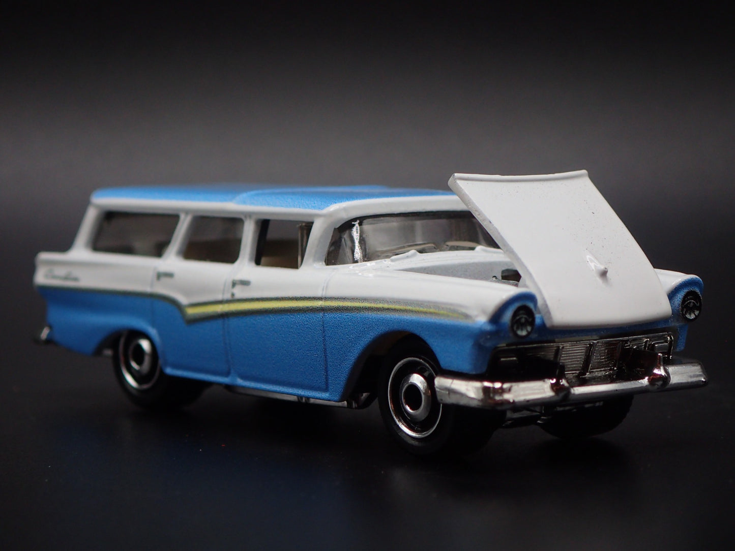 1957 57 FORD COUNTRY SEDAN STATION WAGON 1:64 SCALE DIORAMA DIECAST MODEL CAR