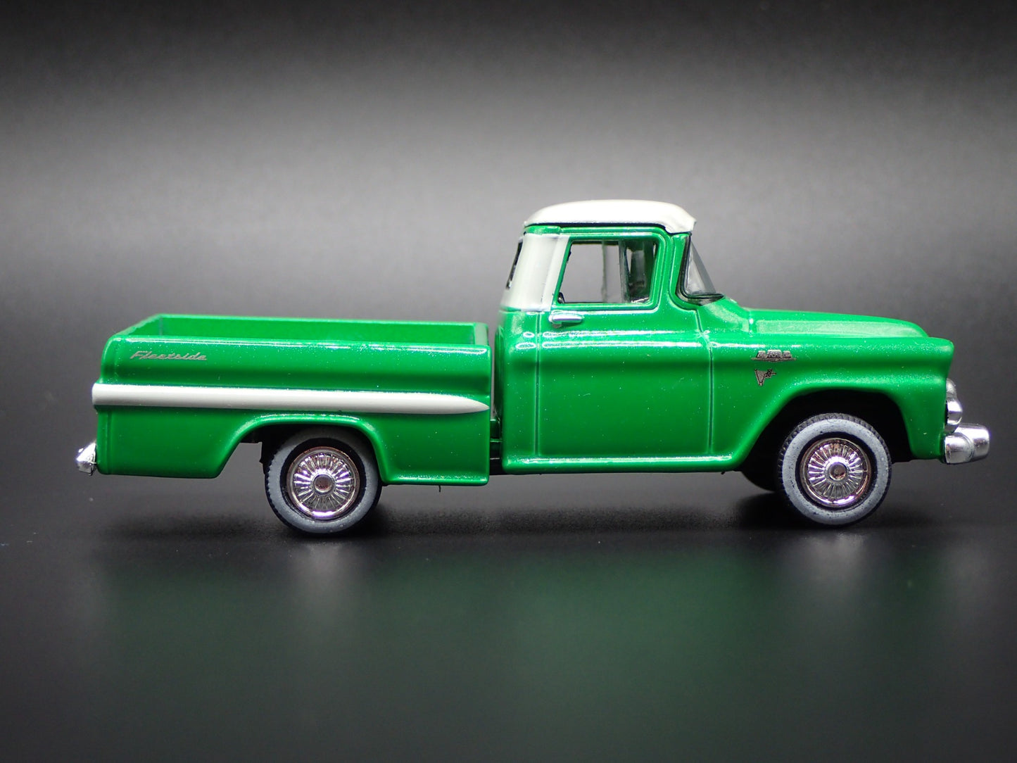 1959 59 GMC FLEETSIDE PICKUP TRUCK GREEN 1:64 SCALE DIORAMA DIECAST MODEL CAR