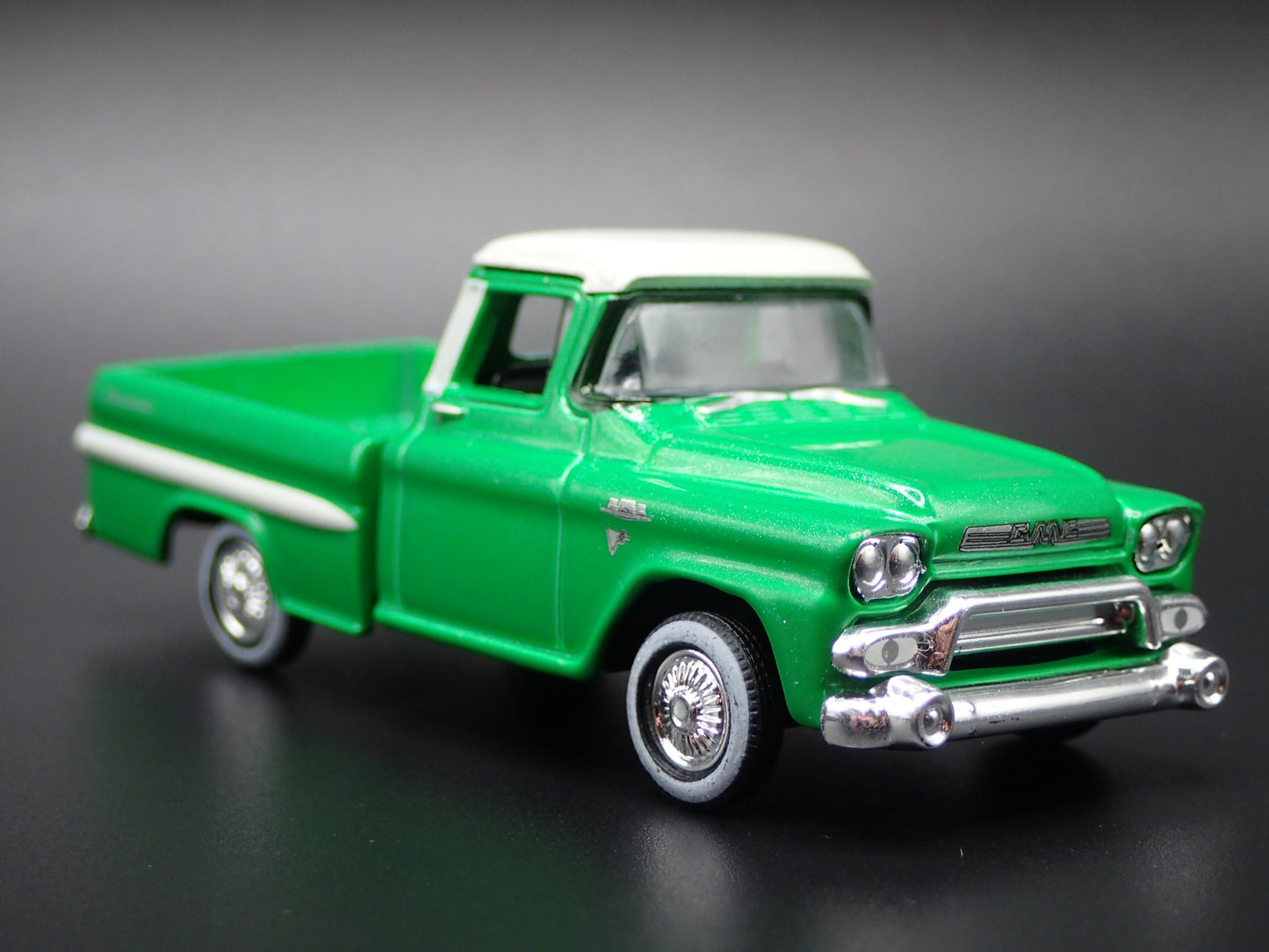 1959 59 GMC FLEETSIDE PICKUP TRUCK GREEN 1:64 SCALE DIORAMA DIECAST MODEL CAR