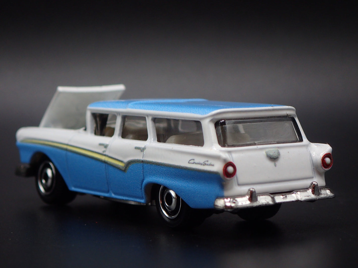 1957 57 FORD COUNTRY SEDAN STATION WAGON 1:64 SCALE DIORAMA DIECAST MODEL CAR