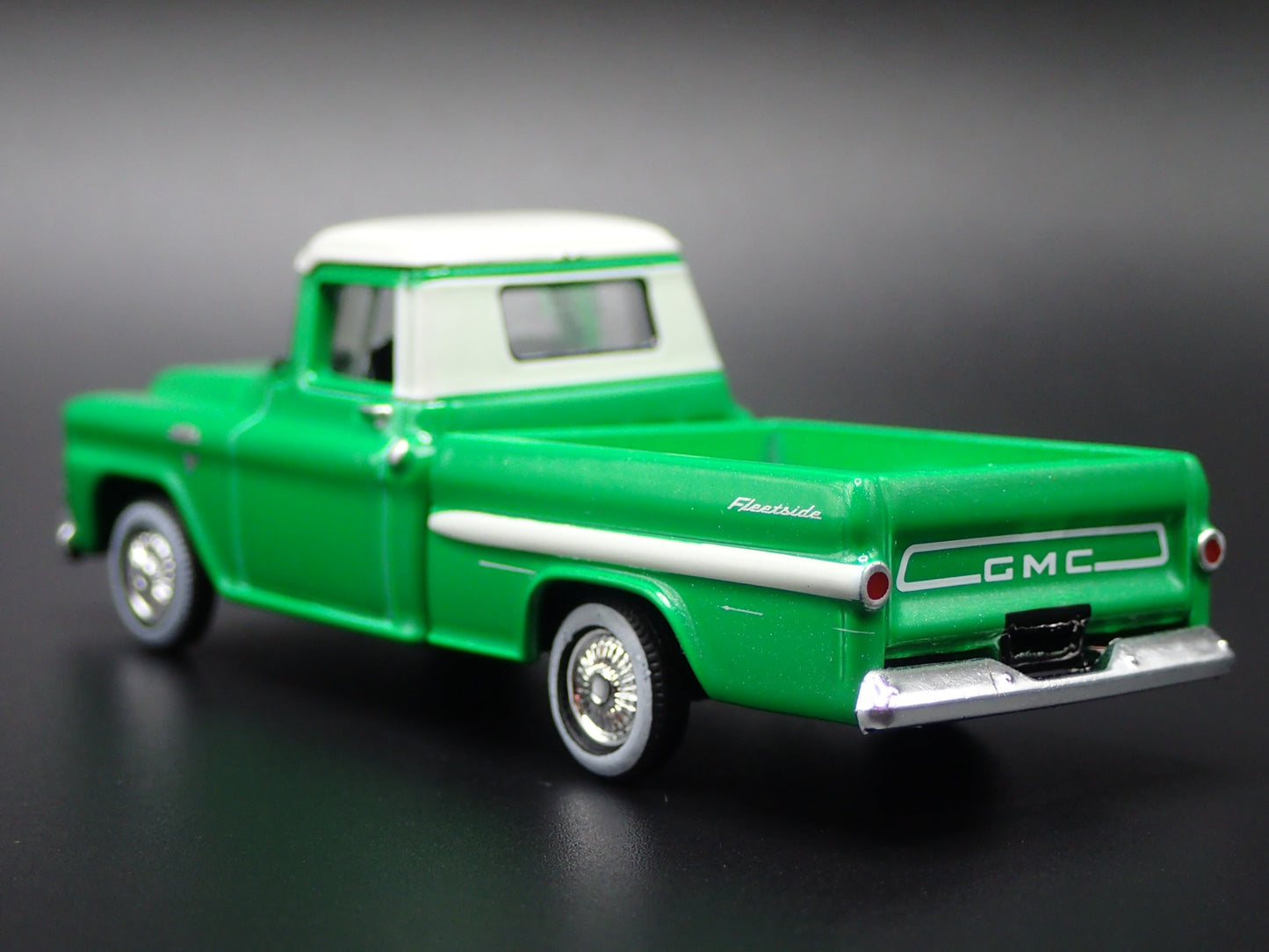1959 59 GMC FLEETSIDE PICKUP TRUCK GREEN 1:64 SCALE DIORAMA DIECAST MODEL CAR
