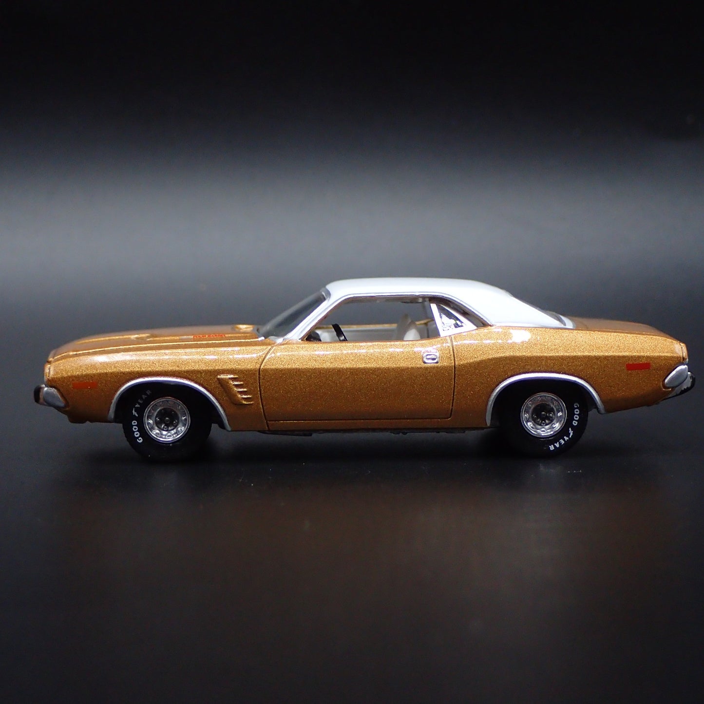 1974 74 DODGE CHALLENGER RALLYE 1/64 SCALE COLLECTIBLE DIORAMA DIECAST MODEL CAR