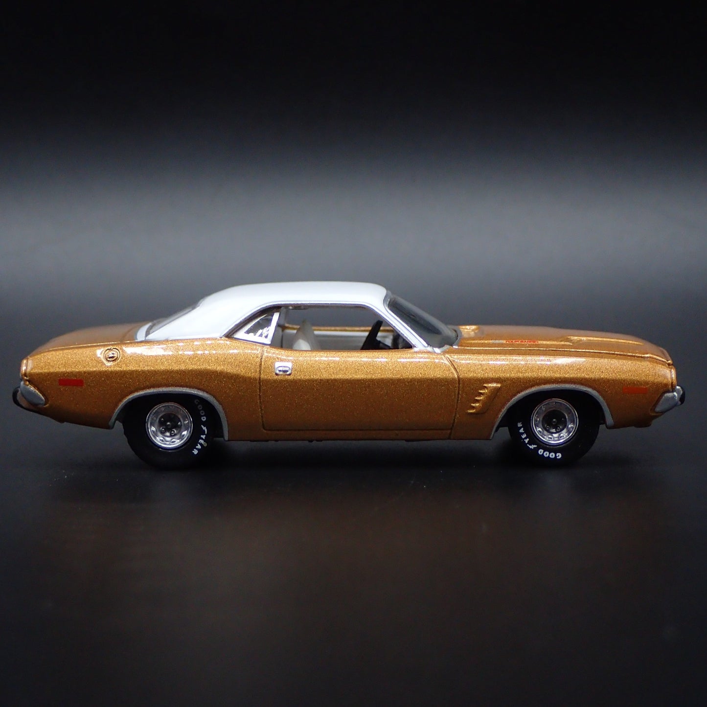 1974 74 DODGE CHALLENGER RALLYE 1/64 SCALE COLLECTIBLE DIORAMA DIECAST MODEL CAR