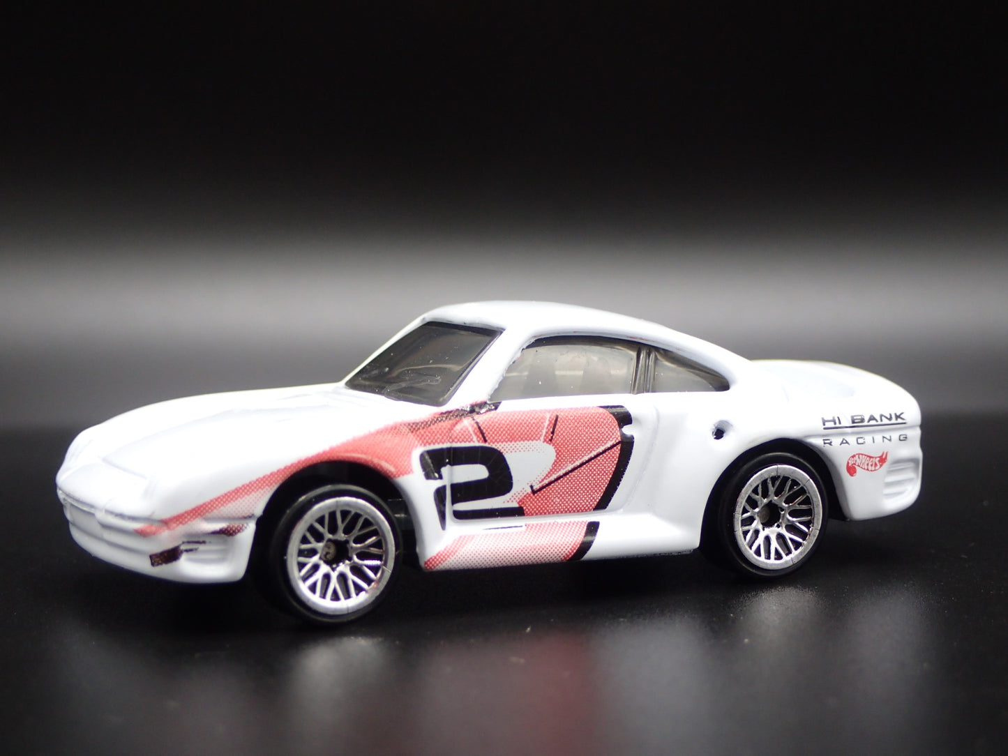 1986-1993 PORSCHE 959 WHITE 1:64 SCALE COLLECTIBLE DIORAMA DIECAST MODEL CAR