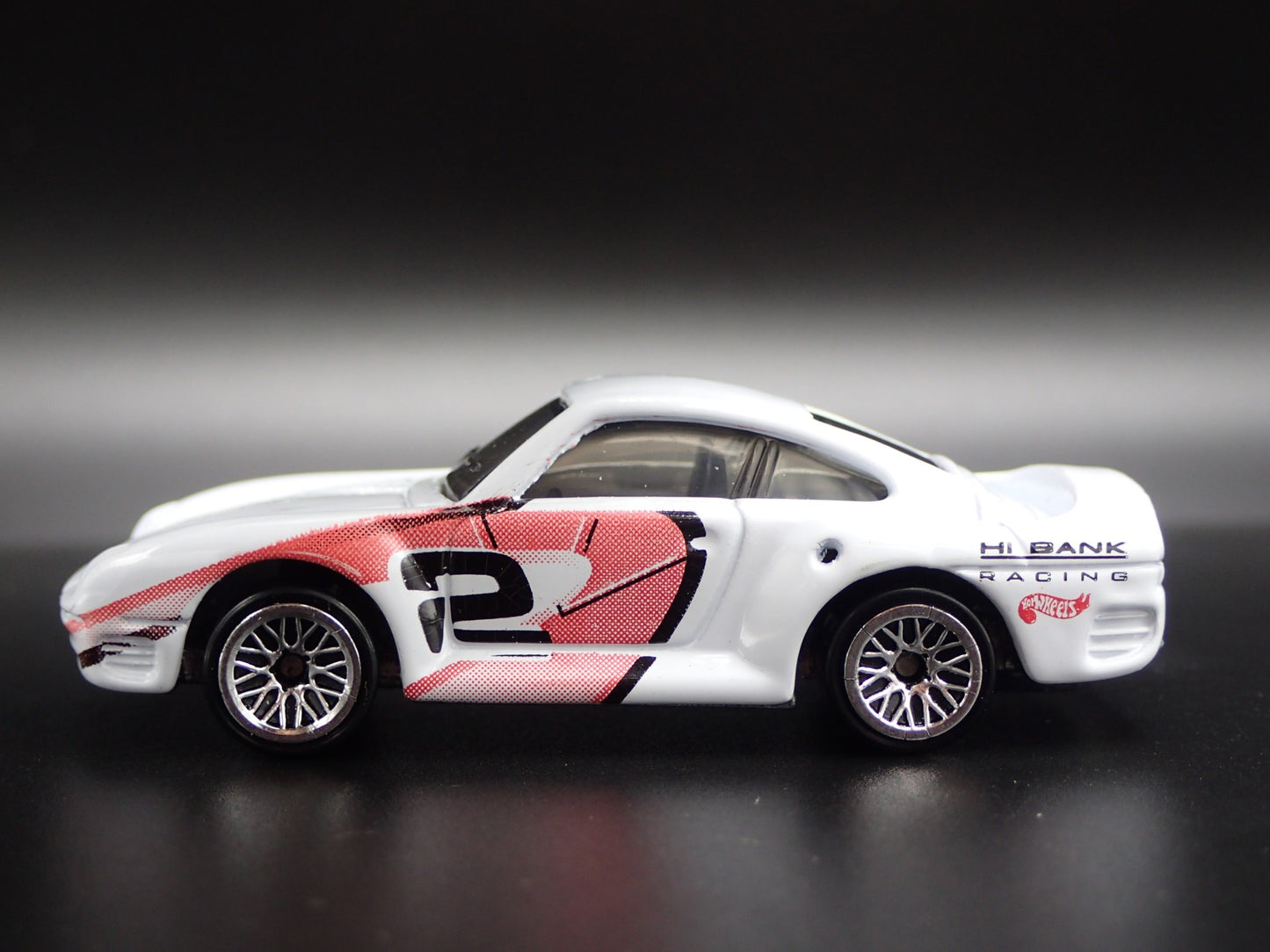 1986-1993 PORSCHE 959 WHITE 1:64 SCALE COLLECTIBLE DIORAMA DIECAST MODEL CAR