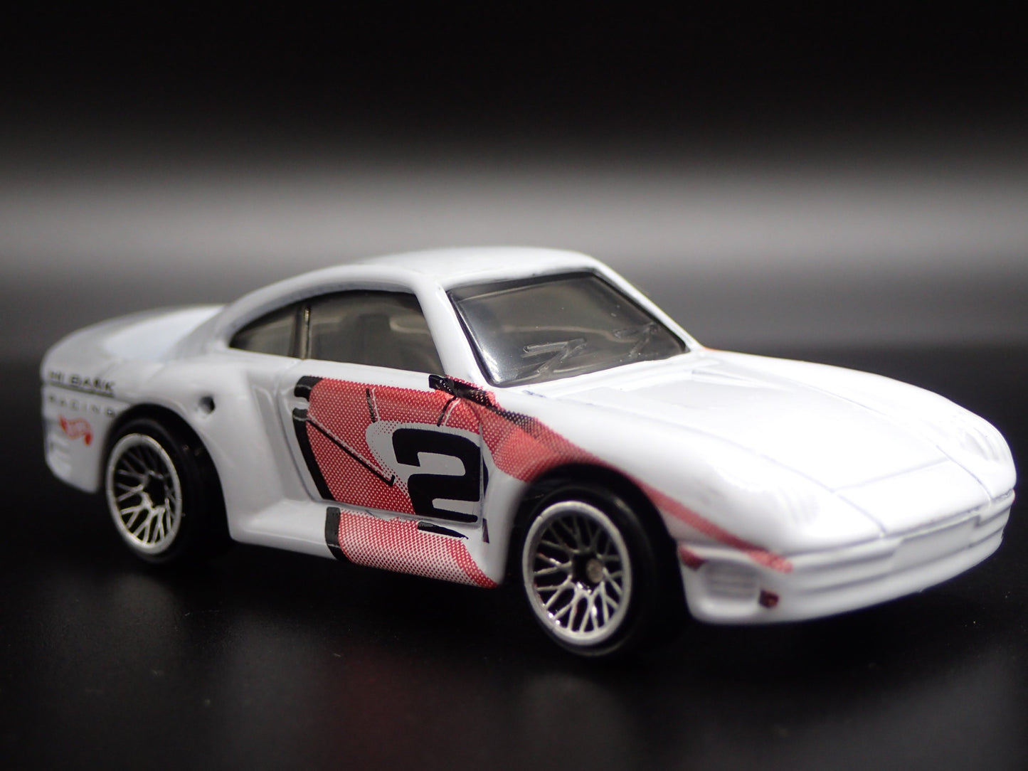 1986-1993 PORSCHE 959 WHITE 1:64 SCALE COLLECTIBLE DIORAMA DIECAST MODEL CAR