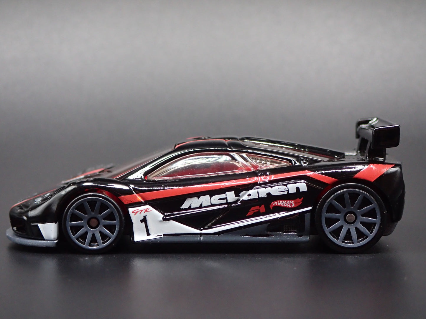 1995-1996 MCLAREN F1 GTR SUPER CAR BLACK 1:64 SCALE DIORAMA DIECAST MODEL CAR