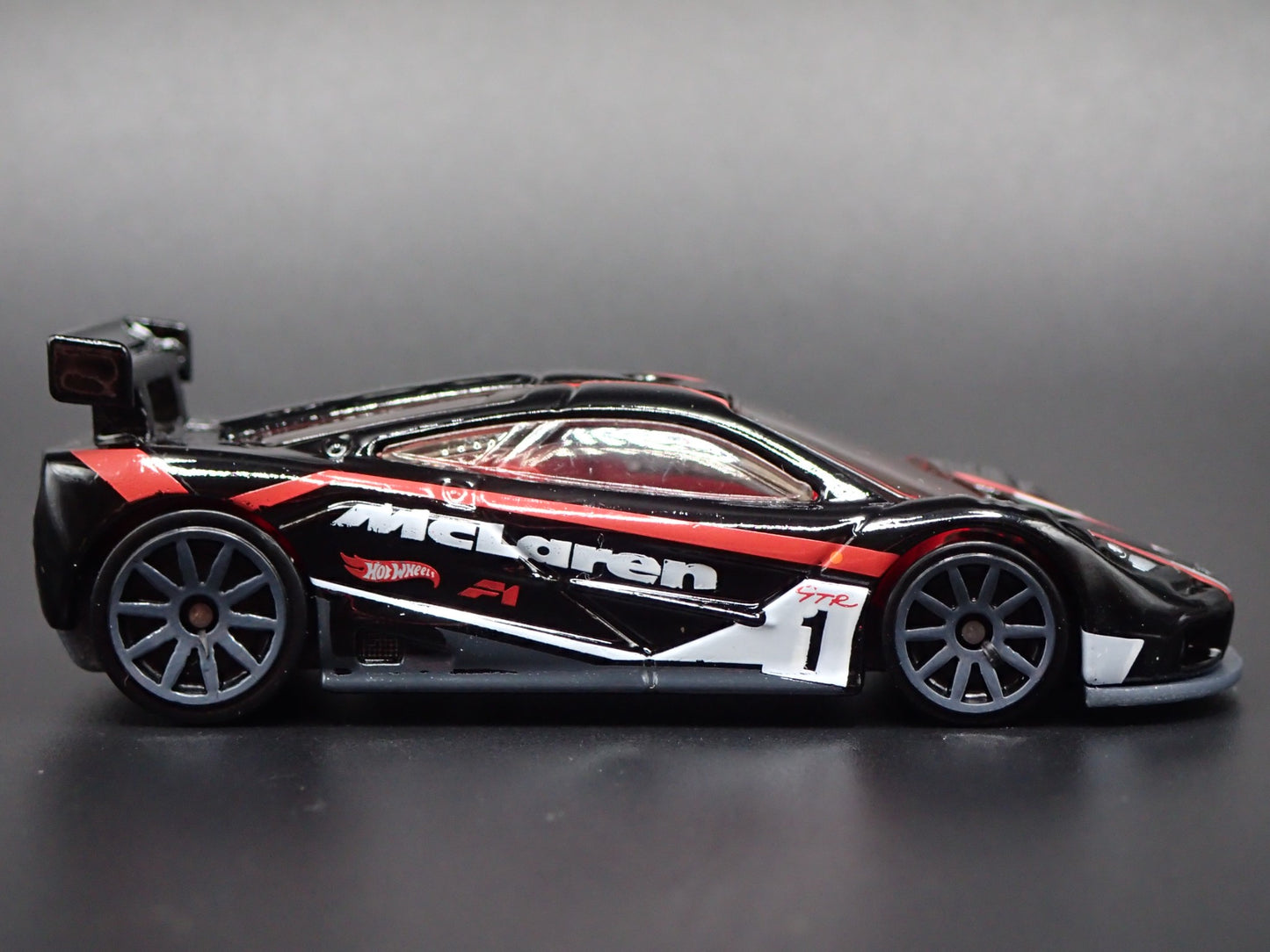 1995-1996 MCLAREN F1 GTR SUPER CAR BLACK 1:64 SCALE DIORAMA DIECAST MODEL CAR