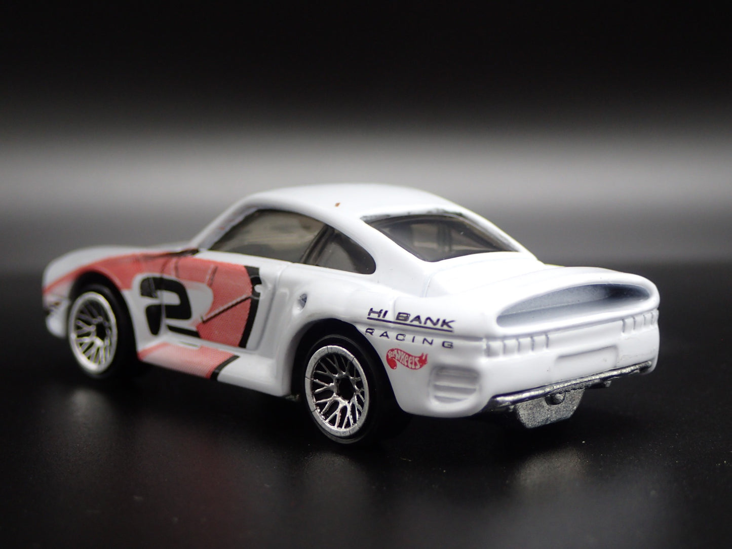 1986-1993 PORSCHE 959 WHITE 1:64 SCALE COLLECTIBLE DIORAMA DIECAST MODEL CAR