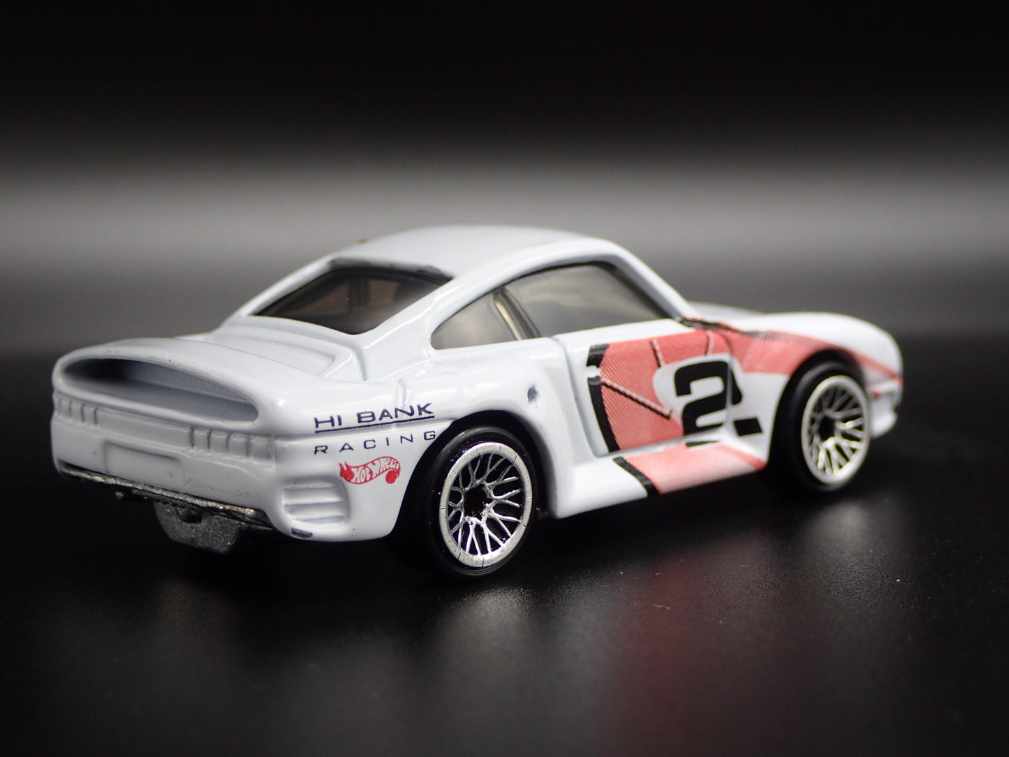 1986-1993 PORSCHE 959 WHITE 1:64 SCALE COLLECTIBLE DIORAMA DIECAST MODEL CAR