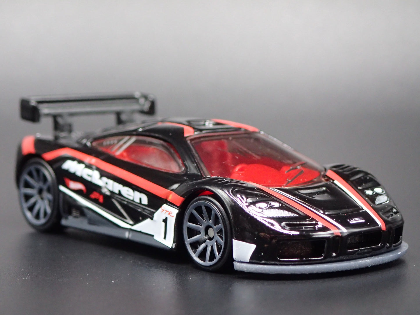 1995-1996 MCLAREN F1 GTR SUPER CAR BLACK 1:64 SCALE DIORAMA DIECAST MODEL CAR