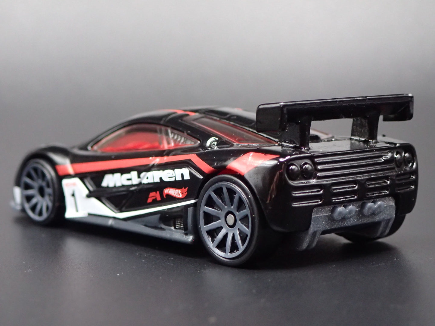 1995-1996 MCLAREN F1 GTR SUPER CAR BLACK 1:64 SCALE DIORAMA DIECAST MODEL CAR