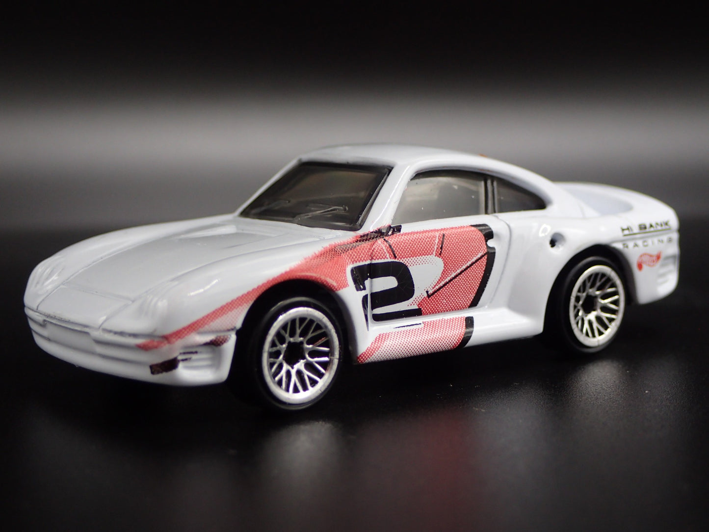 1986-1993 PORSCHE 959 WHITE 1:64 SCALE COLLECTIBLE DIORAMA DIECAST MODEL CAR