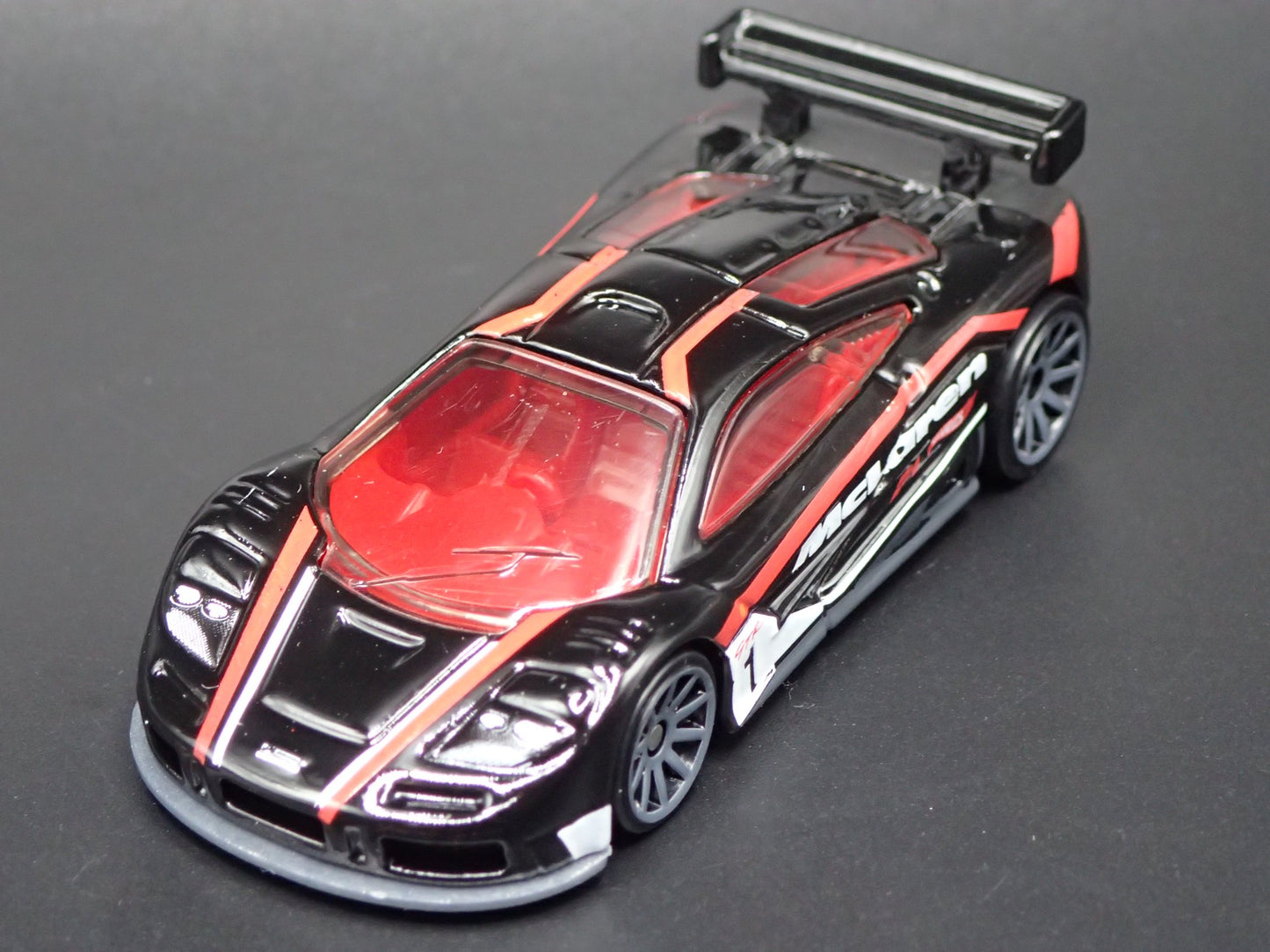 1995-1996 MCLAREN F1 GTR SUPER CAR BLACK 1:64 SCALE DIORAMA DIECAST MODEL CAR