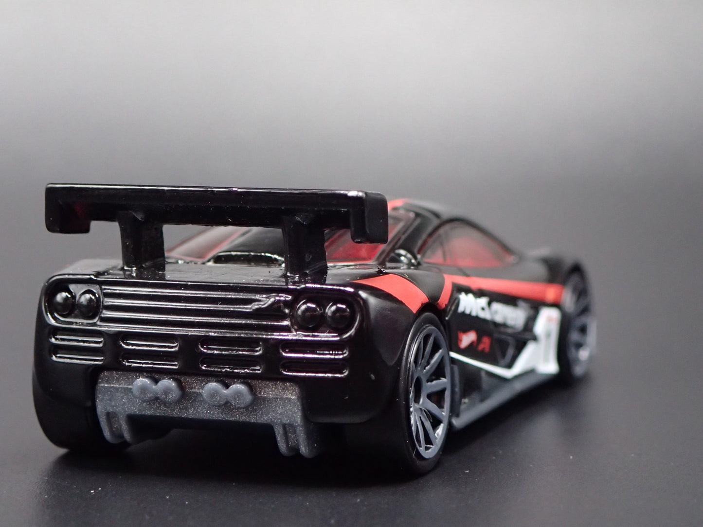 1995-1996 MCLAREN F1 GTR SUPER CAR BLACK 1:64 SCALE DIORAMA DIECAST MODEL CAR
