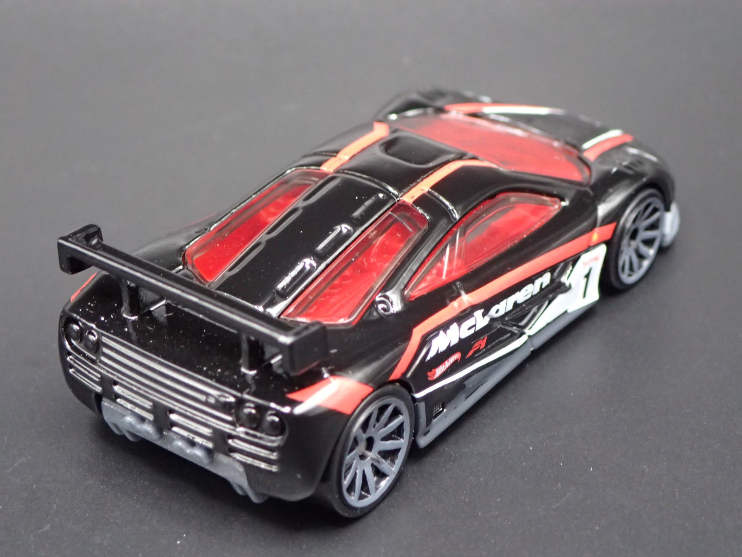 1995-1996 MCLAREN F1 GTR SUPER CAR BLACK 1:64 SCALE DIORAMA DIECAST MODEL CAR