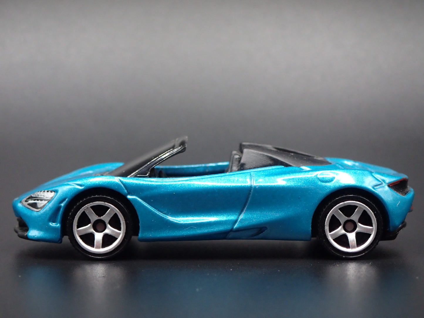 2018-2023 MCLAREN 720S SPIDER SUPER CAR 1:64 SCALE DIORAMA DIECAST MODEL CAR