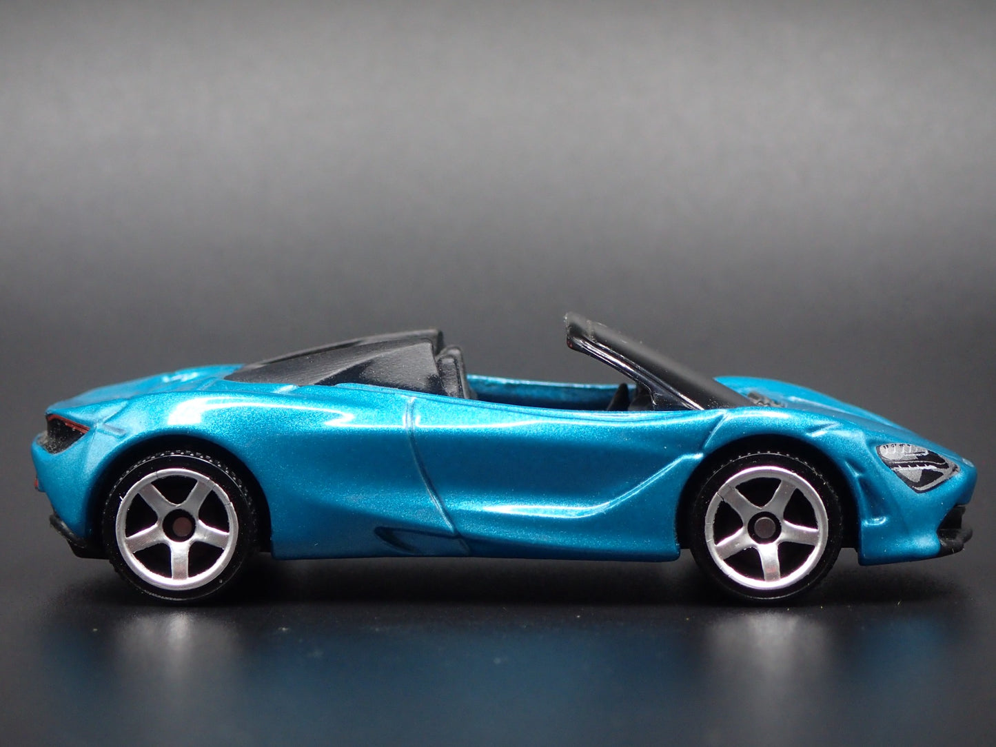 2018-2023 MCLAREN 720S SPIDER SUPER CAR 1:64 SCALE DIORAMA DIECAST MODEL CAR