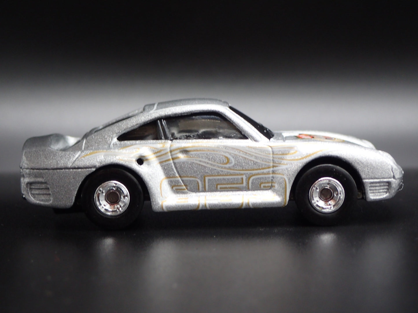1986-1993 PORSCHE 959 SILVER 1:64 SCALE COLLECTIBLE DIORAMA DIECAST MODEL CAR
