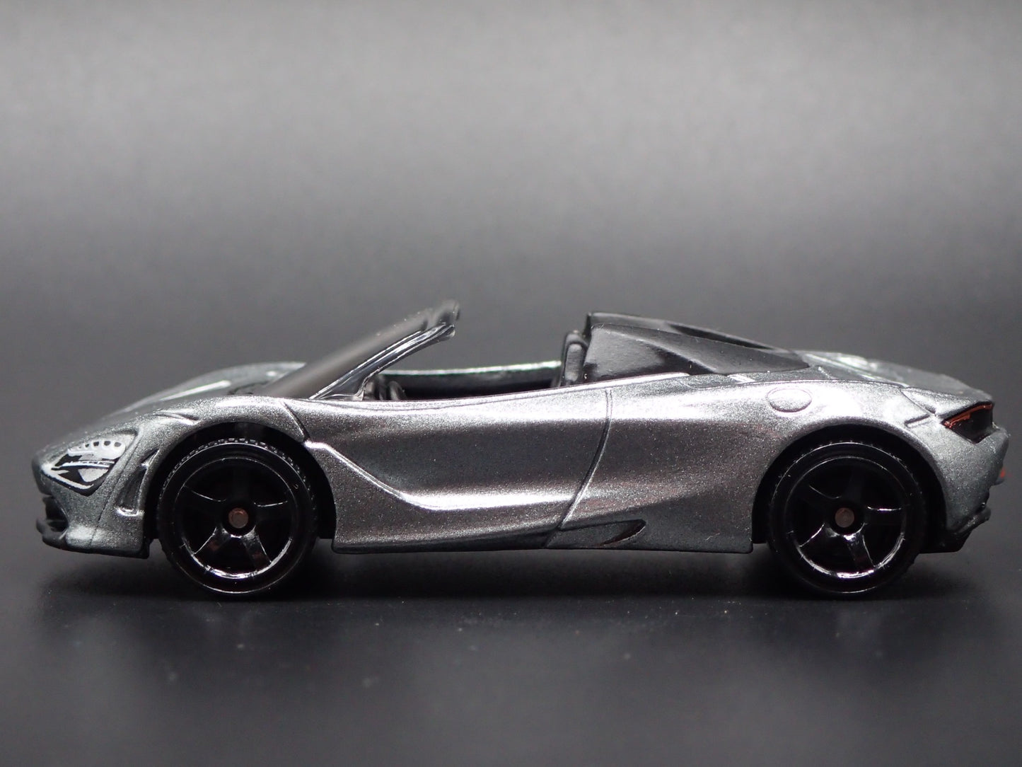 2018-2023 MCLAREN 720S SPIDER SUPER CAR 1:64 SCALE DIORAMA DIECAST MODEL CAR