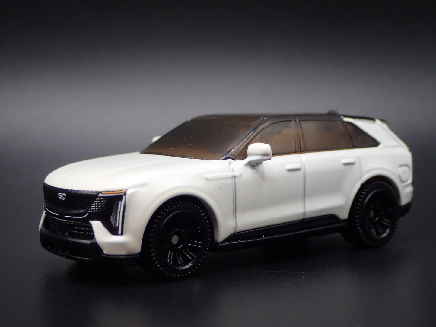 2025 25 CADILLAC CADDY ESCALADE IQ WHITE 1:64 SCALE DIORAMA DIECAST MODEL CAR