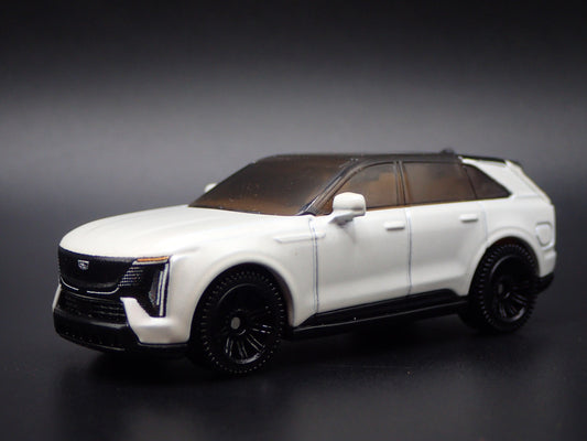 2025 25 CADILLAC CADDY ESCALADE IQ WHITE 1:64 SCALE DIORAMA DIECAST MODEL CAR