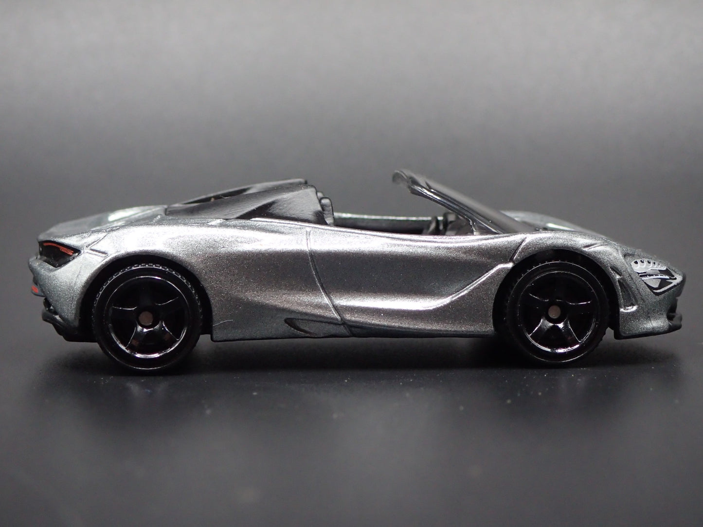 2018-2023 MCLAREN 720S SPIDER SUPER CAR 1:64 SCALE DIORAMA DIECAST MODEL CAR