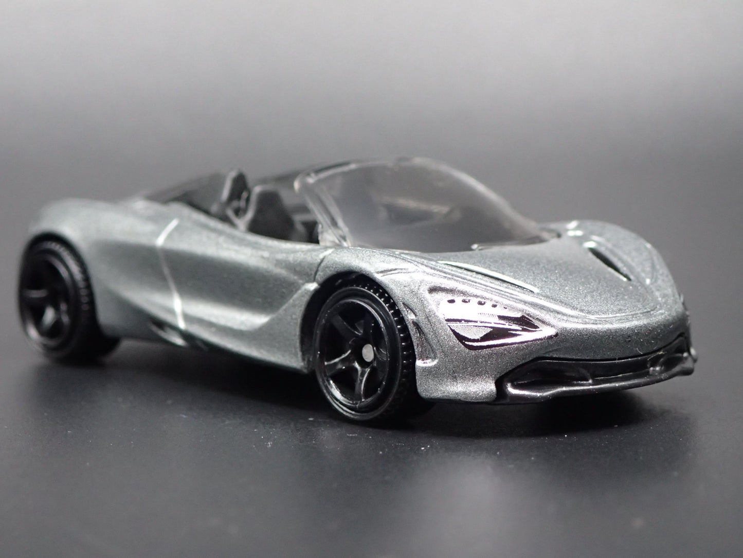 2018-2023 MCLAREN 720S SPIDER SUPER CAR 1:64 SCALE DIORAMA DIECAST MODEL CAR