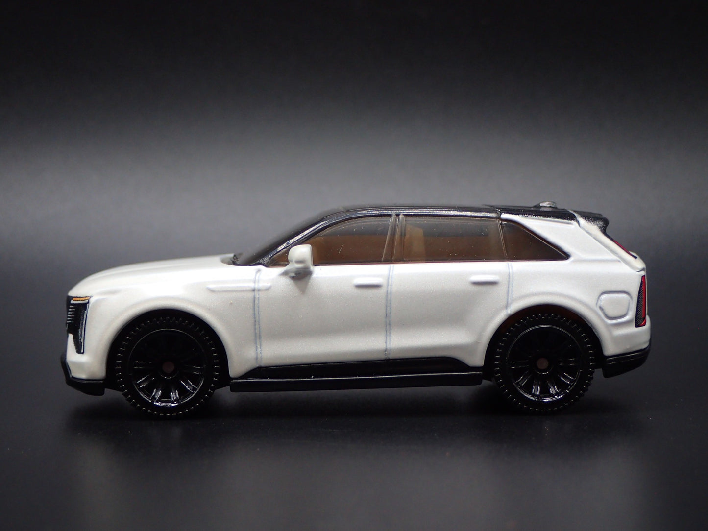 2025 25 CADILLAC CADDY ESCALADE IQ WHITE 1:64 SCALE DIORAMA DIECAST MODEL CAR