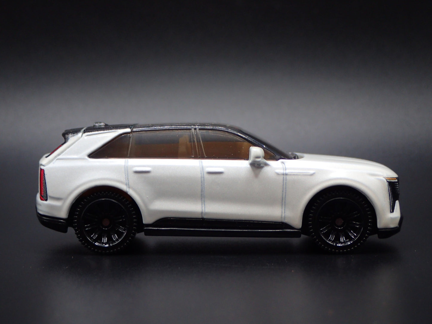 2025 25 CADILLAC CADDY ESCALADE IQ WHITE 1:64 SCALE DIORAMA DIECAST MODEL CAR