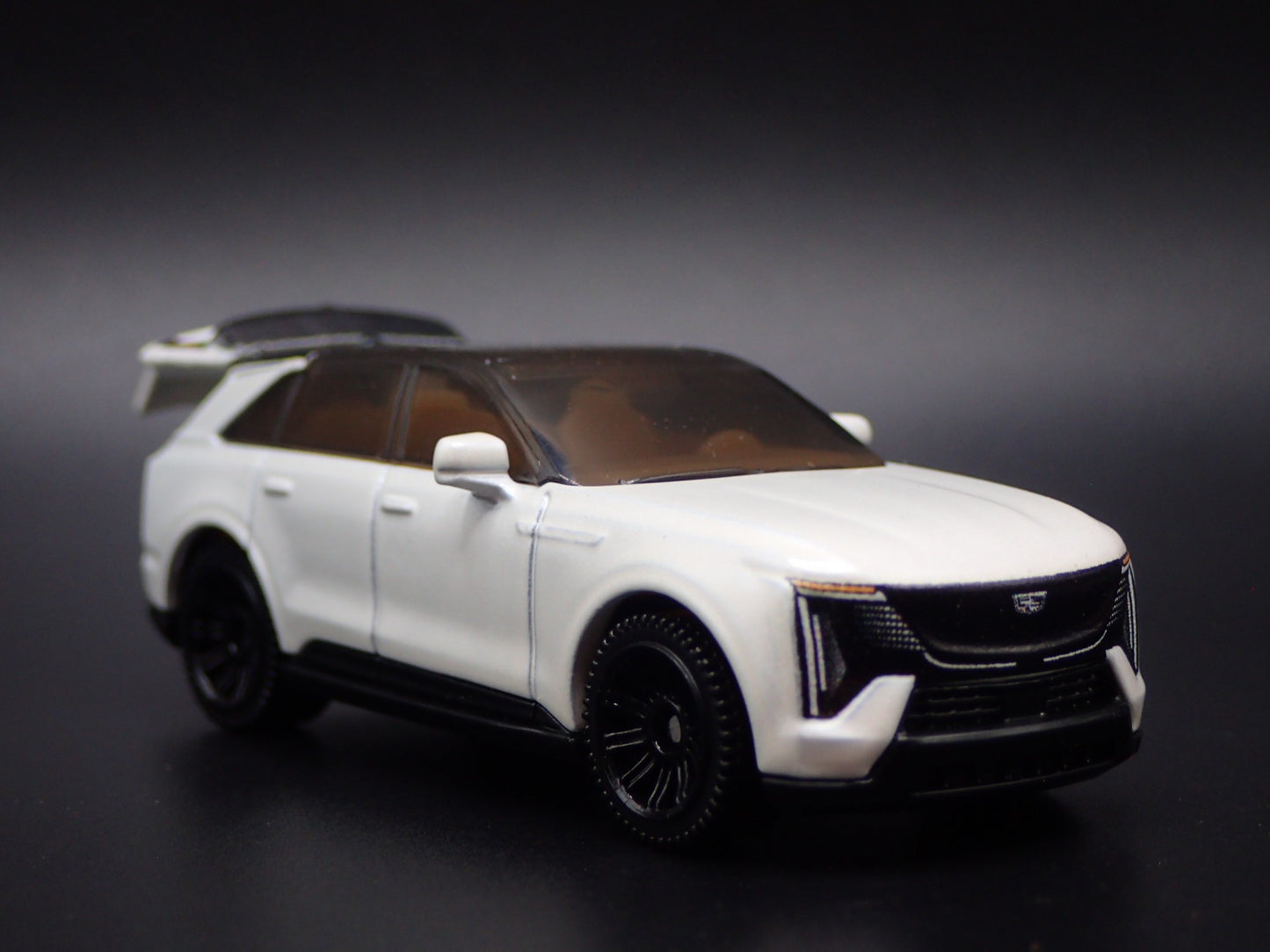 2025 25 CADILLAC CADDY ESCALADE IQ WHITE 1:64 SCALE DIORAMA DIECAST MODEL CAR