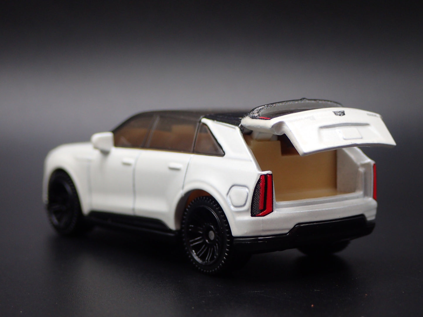 2025 25 CADILLAC CADDY ESCALADE IQ WHITE 1:64 SCALE DIORAMA DIECAST MODEL CAR