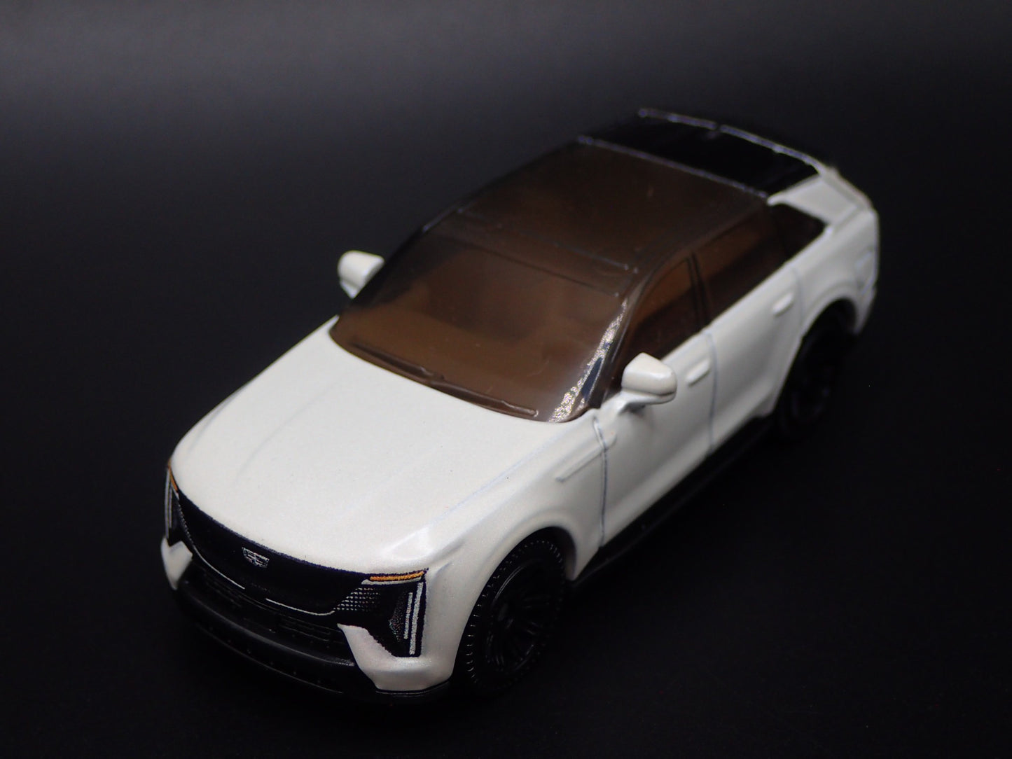 2025 25 CADILLAC CADDY ESCALADE IQ WHITE 1:64 SCALE DIORAMA DIECAST MODEL CAR