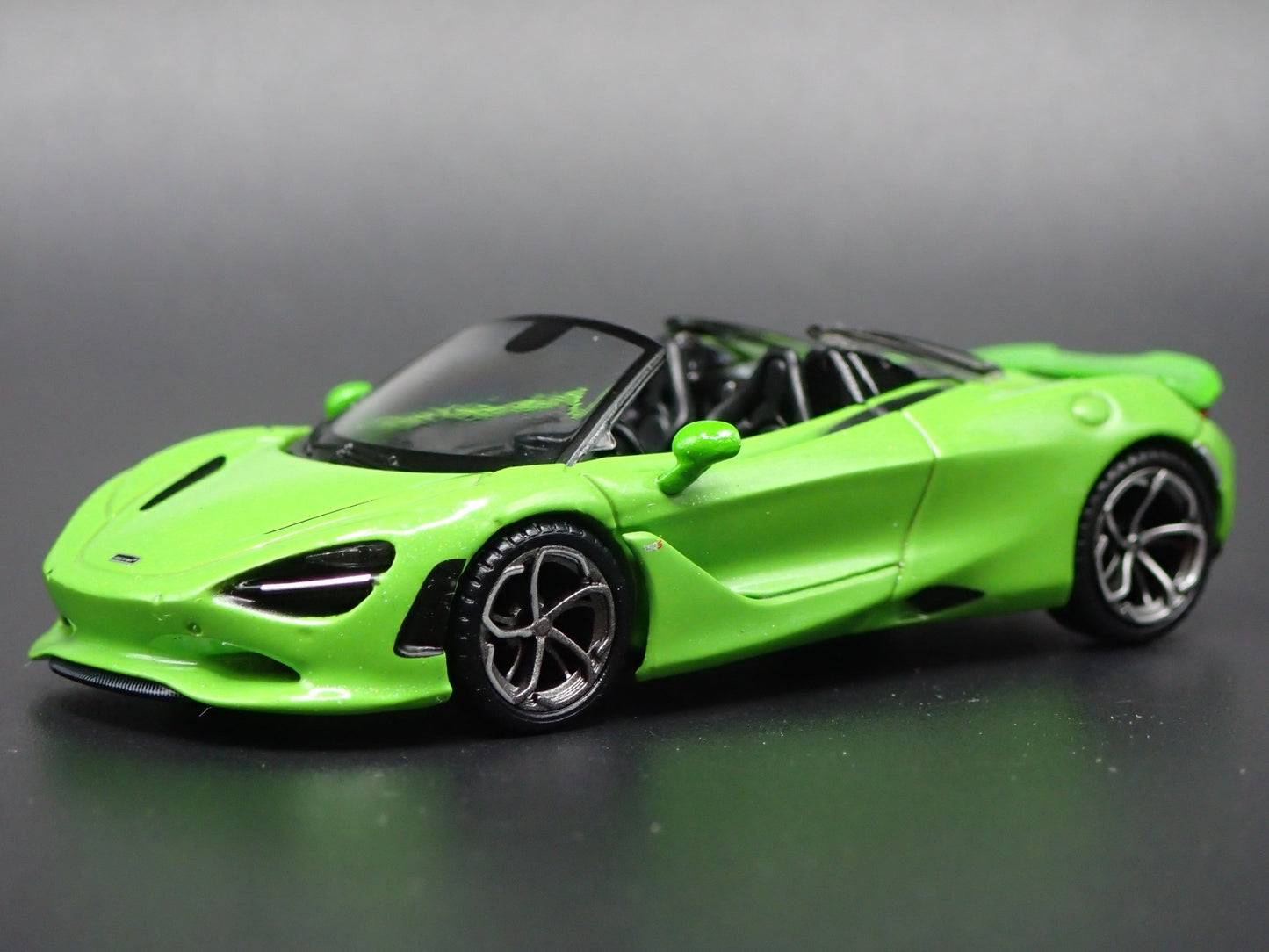 2023-2025 MCLAREN 750S SPIDER 1:64 SCALE COLLECTIBLE DIORAMA DIECAST MODEL CAR
