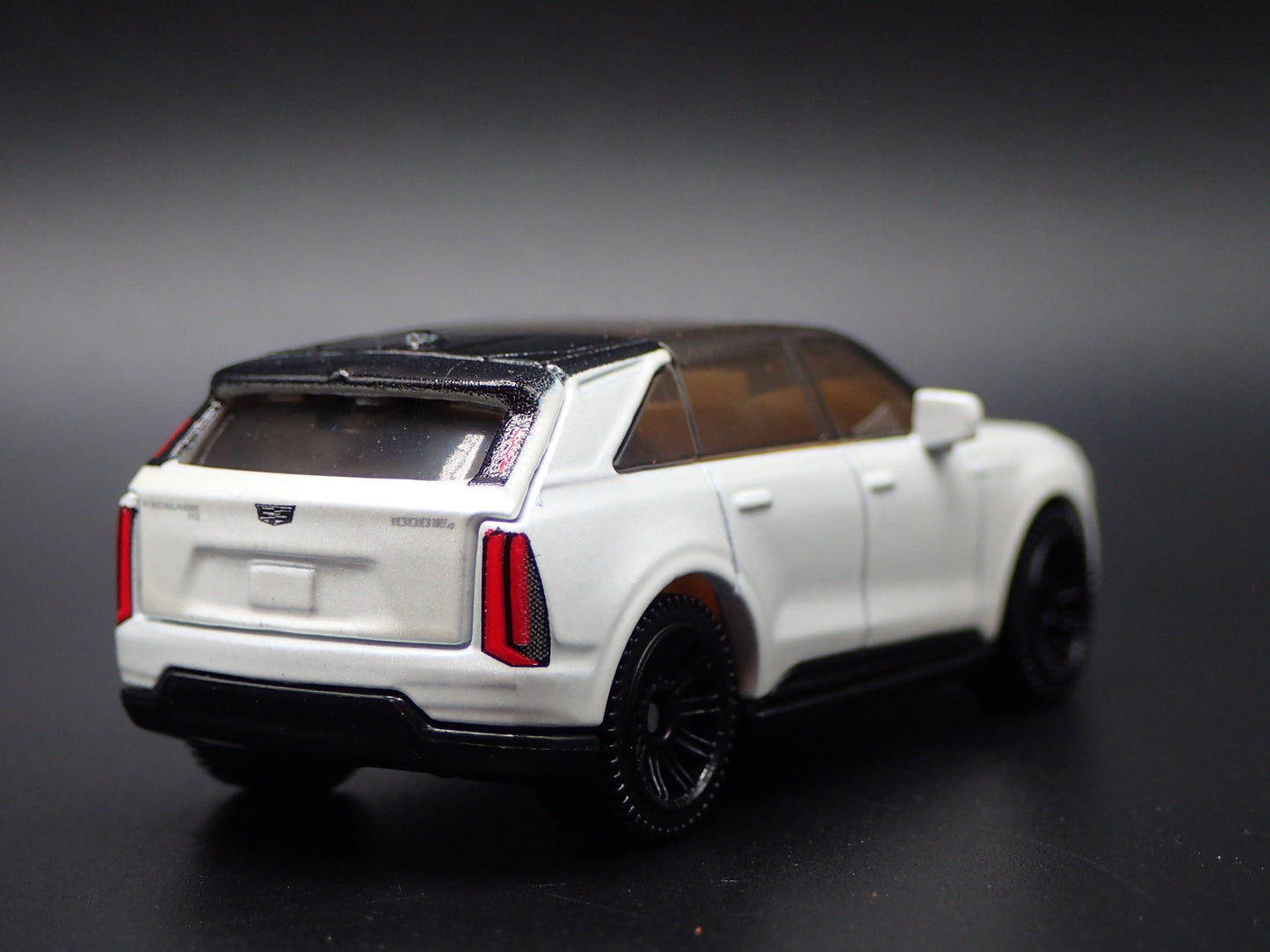 2025 25 CADILLAC CADDY ESCALADE IQ WHITE 1:64 SCALE DIORAMA DIECAST MODEL CAR