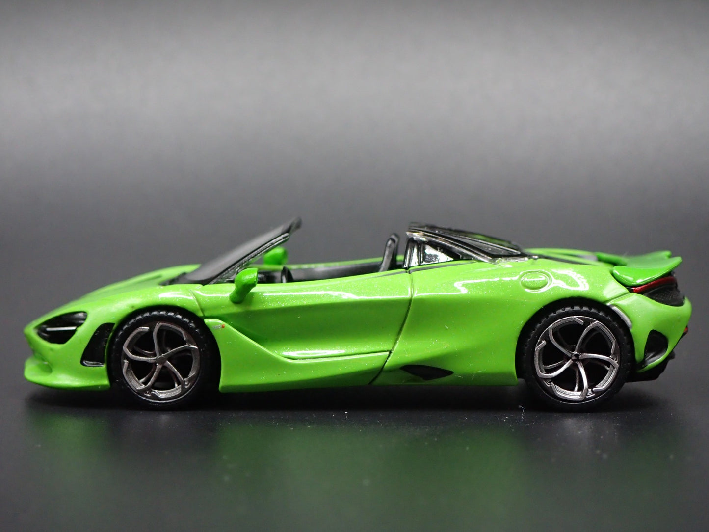 2023-2025 MCLAREN 750S SPIDER 1:64 SCALE COLLECTIBLE DIORAMA DIECAST MODEL CAR