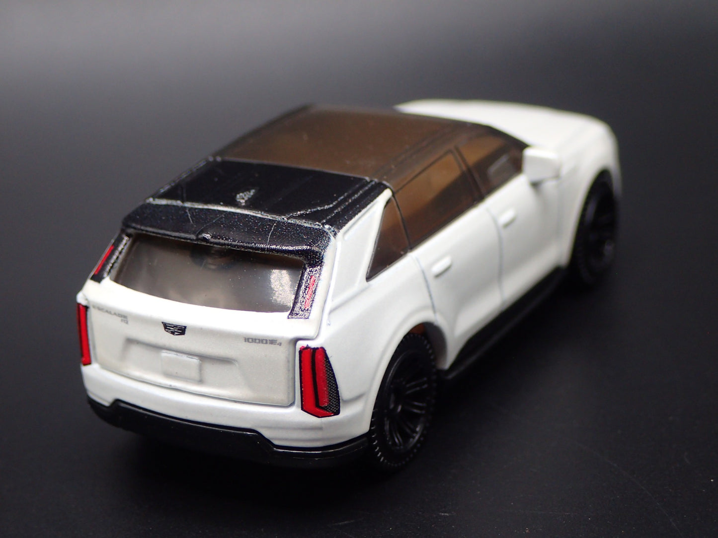2025 25 CADILLAC CADDY ESCALADE IQ WHITE 1:64 SCALE DIORAMA DIECAST MODEL CAR