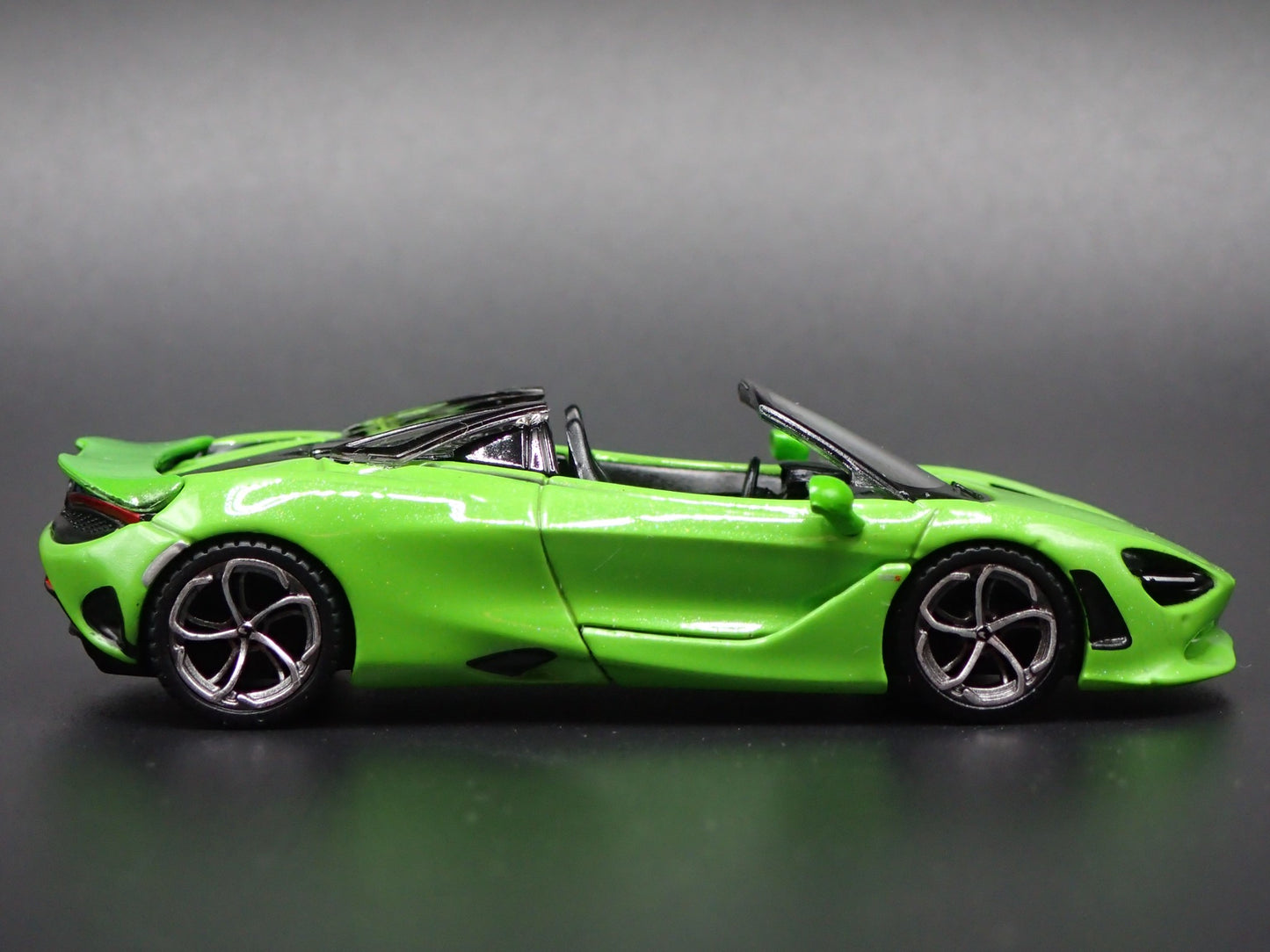 2023-2025 MCLAREN 750S SPIDER 1:64 SCALE COLLECTIBLE DIORAMA DIECAST MODEL CAR