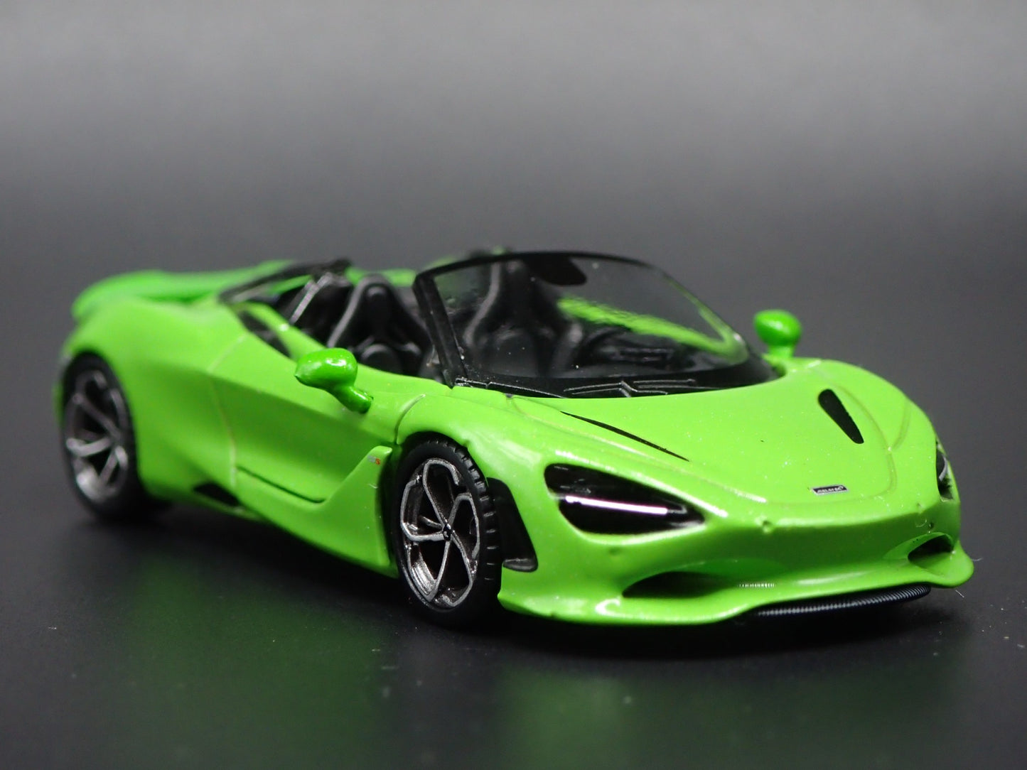 2023-2025 MCLAREN 750S SPIDER 1:64 SCALE COLLECTIBLE DIORAMA DIECAST MODEL CAR