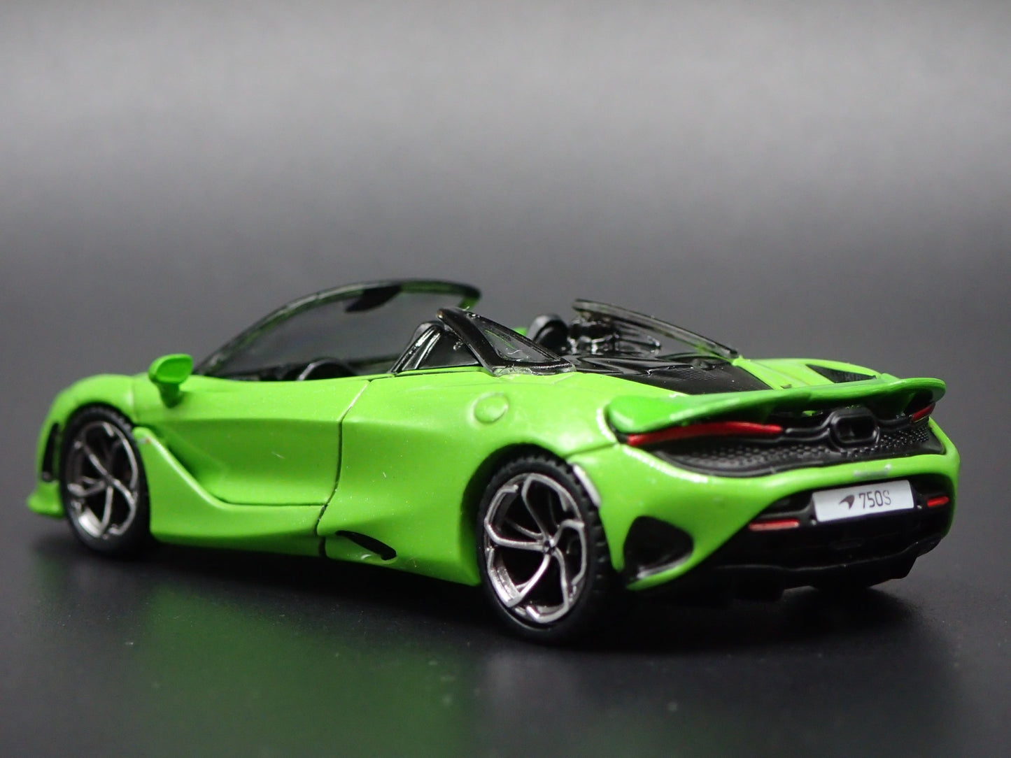 2023-2025 MCLAREN 750S SPIDER 1:64 SCALE COLLECTIBLE DIORAMA DIECAST MODEL CAR