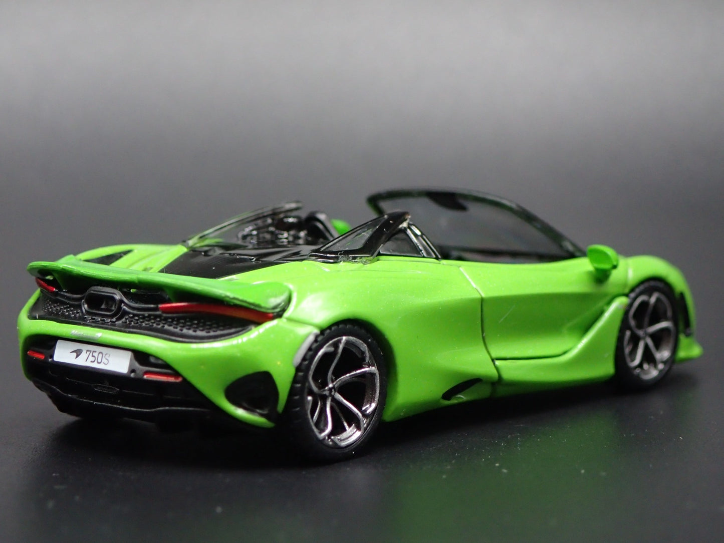 2023-2025 MCLAREN 750S SPIDER 1:64 SCALE COLLECTIBLE DIORAMA DIECAST MODEL CAR