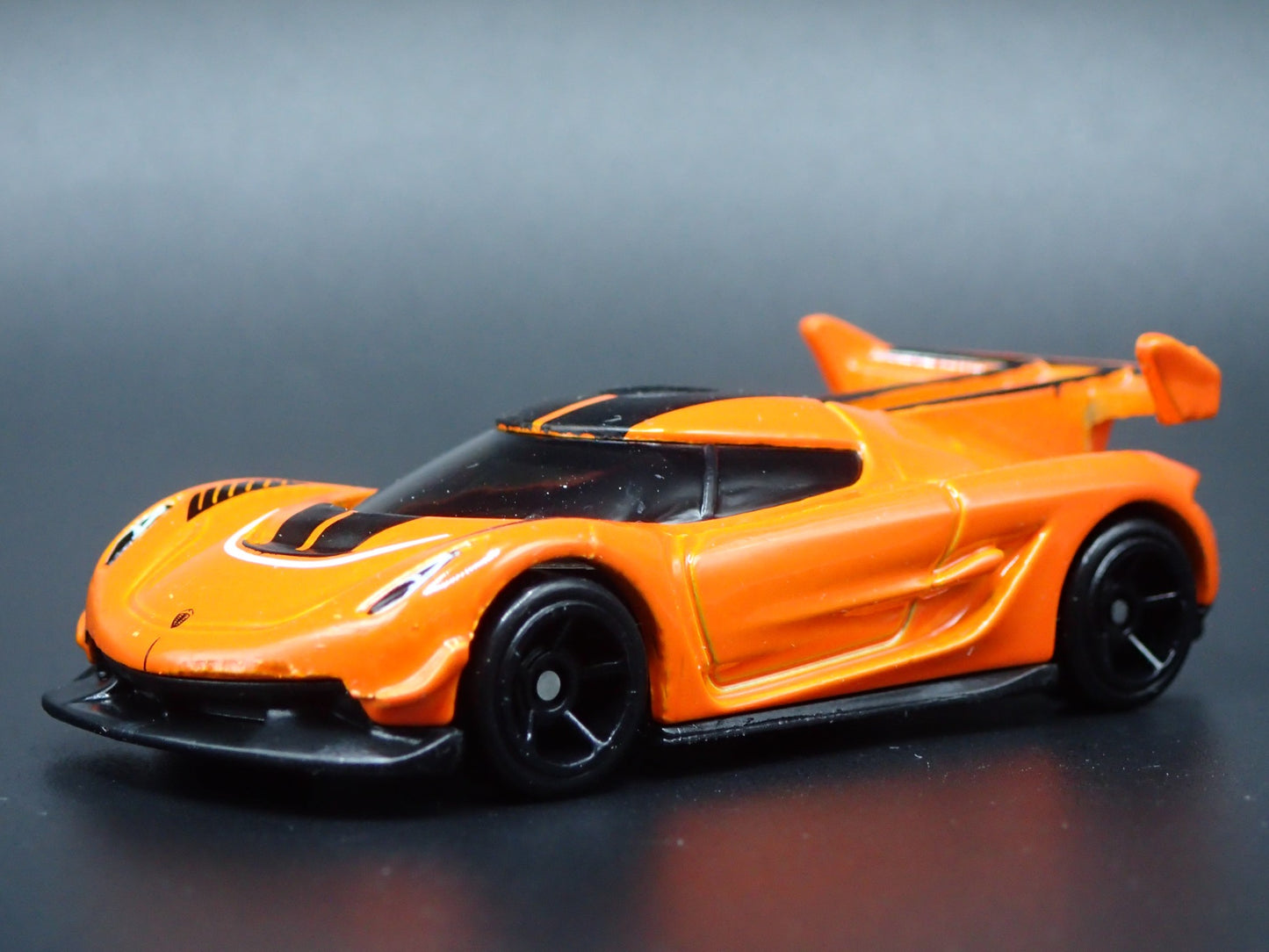 2021-2025 KOENIGSEGG JESKO SUPER CAR ORANGE 1:64 SCALE DIORAMA DIECAST MODEL CAR