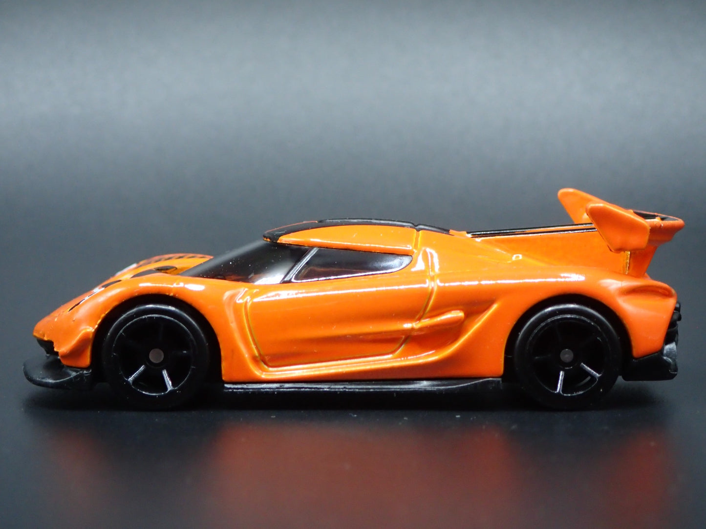 2021-2025 KOENIGSEGG JESKO SUPER CAR ORANGE 1:64 SCALE DIORAMA DIECAST MODEL CAR