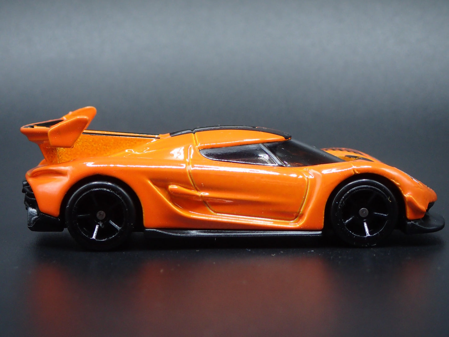 2021-2025 KOENIGSEGG JESKO SUPER CAR ORANGE 1:64 SCALE DIORAMA DIECAST MODEL CAR