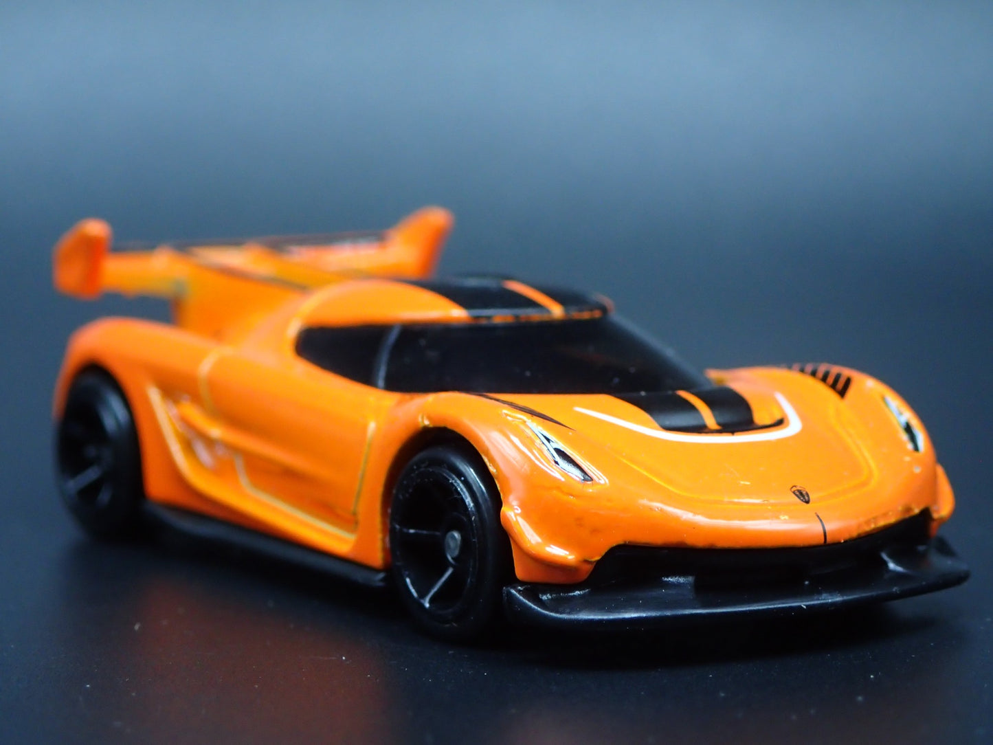 2021-2025 KOENIGSEGG JESKO SUPER CAR ORANGE 1:64 SCALE DIORAMA DIECAST MODEL CAR