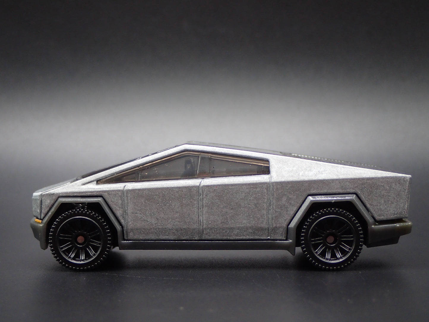 2024-2025 TESLA CYBERTRUCK 1:64 SCALE COLLECTIBLE DIORAMA DIECAST MODEL CAR