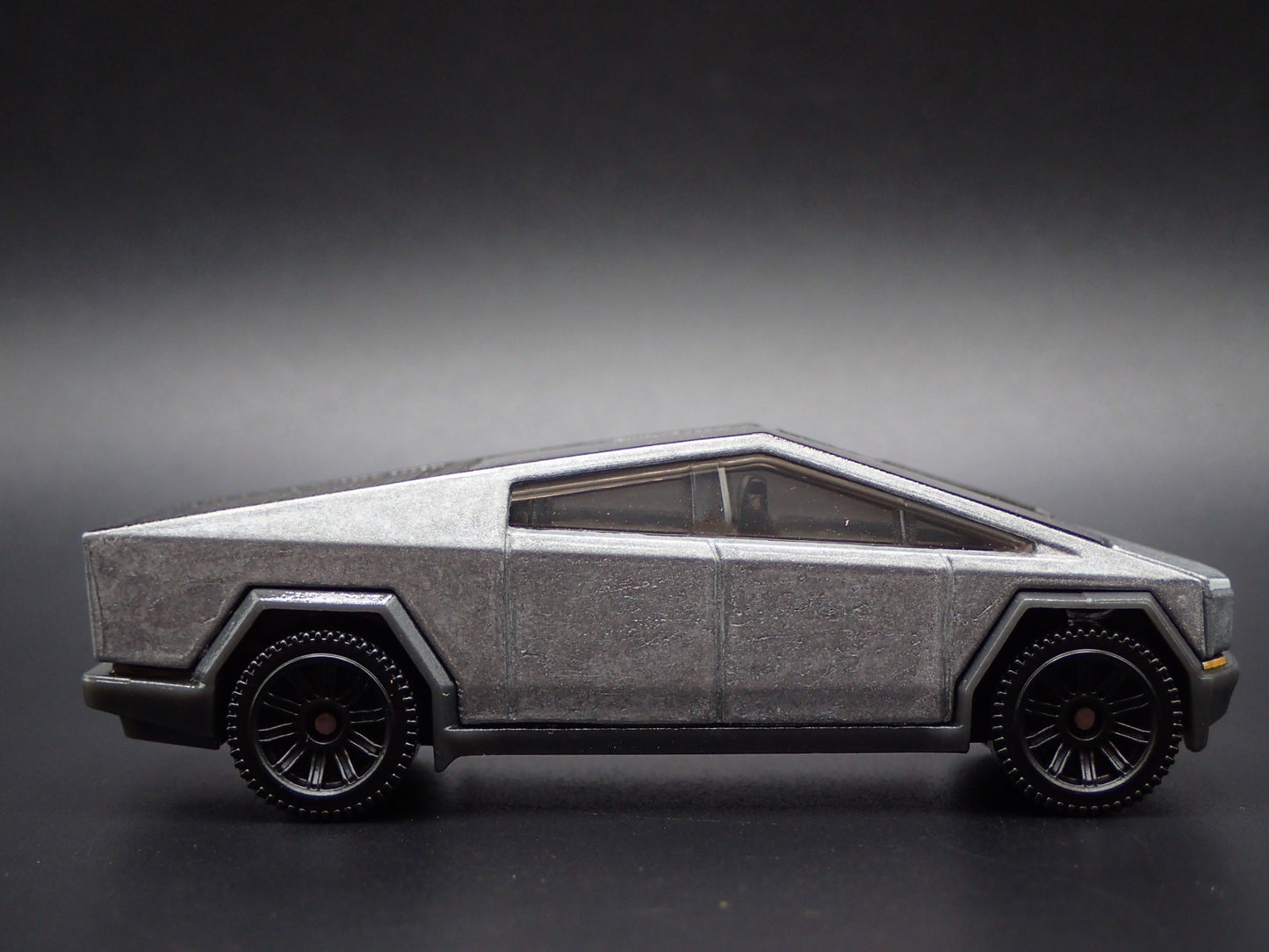 2024-2025 TESLA CYBERTRUCK 1:64 SCALE COLLECTIBLE DIORAMA DIECAST MODEL CAR